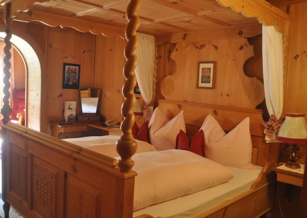 Romantikhotel Almtalhof Gruenau im Almtal Room photo